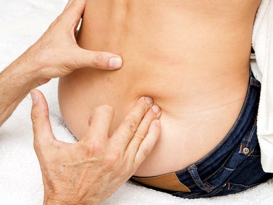Masaje manual en la zona del abdomen